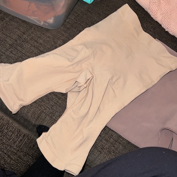 Skims seamless sculpt butt enhancing shorts open crotch - Picture 6 of 8